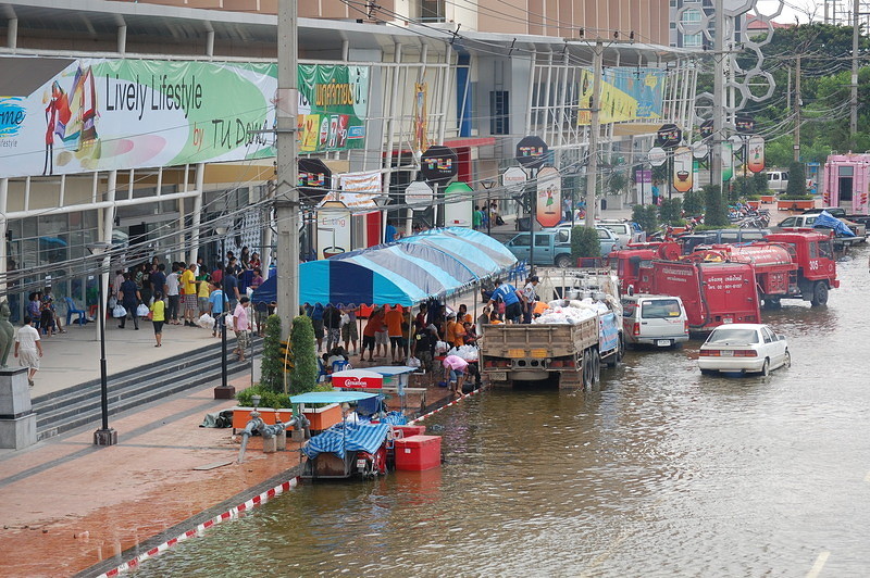 09 Moving supplies into Thammasat dorms